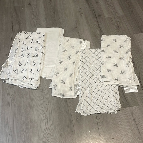 MUSLIN SWADDLES. - Picture 1 of 5